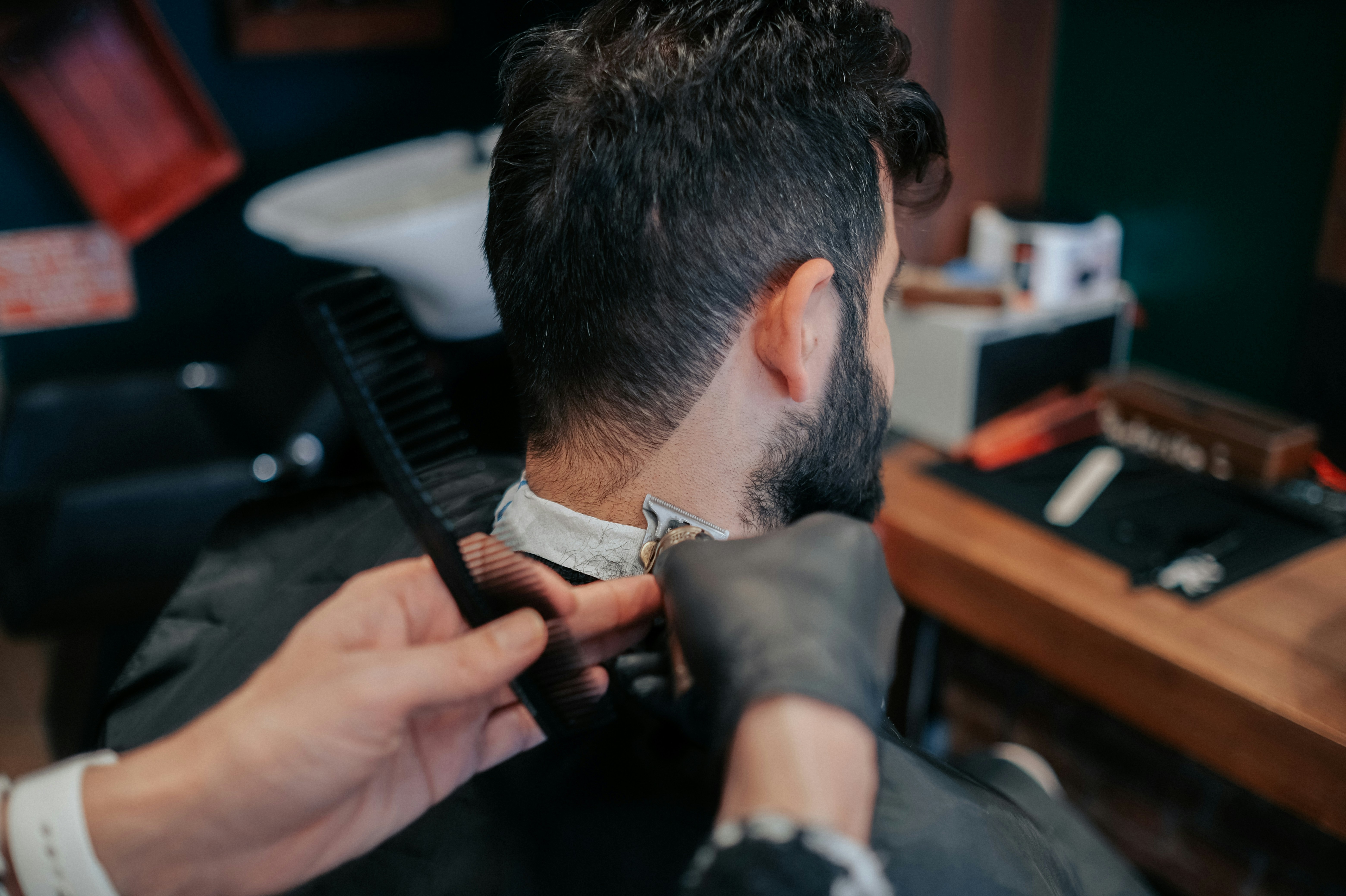 Taglio uomo professionale nel salone